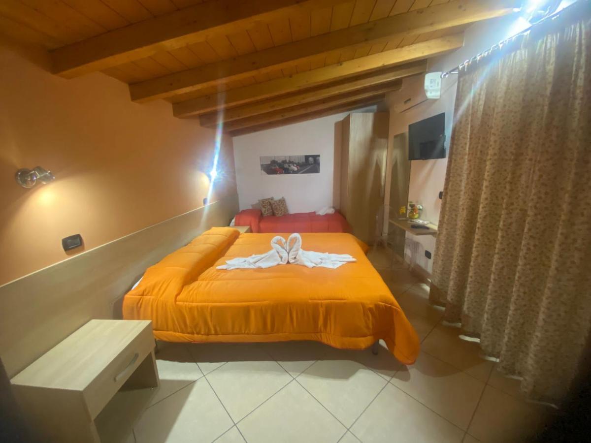 Mandanici :Borgo Marsalini Hotel Барселона-Поцо ди Гото Екстериор снимка
