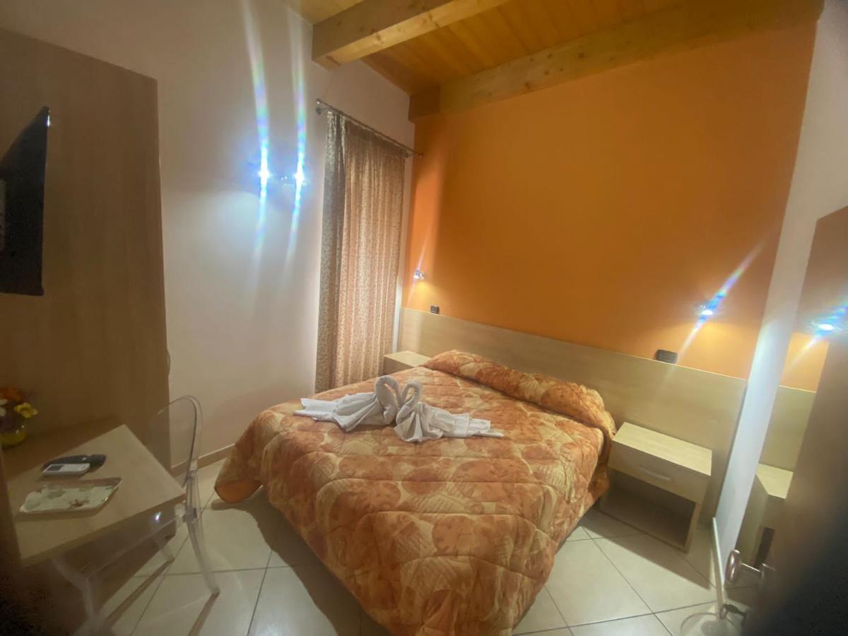 Mandanici :Borgo Marsalini Hotel Барселона-Поцо ди Гото Екстериор снимка