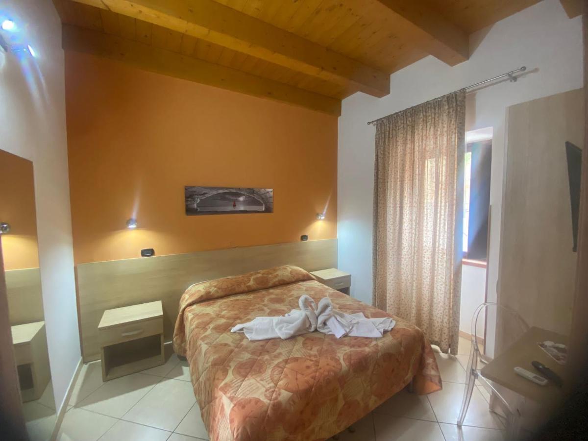 Mandanici :Borgo Marsalini Hotel Барселона-Поцо ди Гото Екстериор снимка